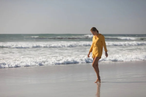 Mujer Joven Caminando Playa Cerca Orilla Del Mar —  Fotos de Stock