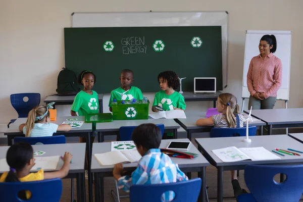 Vooraanzicht Van Het Bestuderen Van Schoolkinderen Groene Energie Recyclen Bureau — Stockfoto