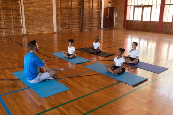 Vista Lateral Del Profesor Yoga Enseñando Yoga Escolares Gimnasta Escolar — Foto de Stock