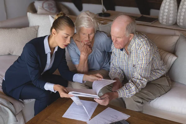 Front View Female Doctor Senior Couple Looking Discussing Medical Reports — Stock Photo, Image