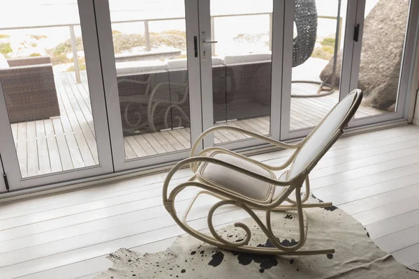Высокоугольный Вид Пустое Современное Качающееся Кресло Установленное Окна Дома — стоковое фото