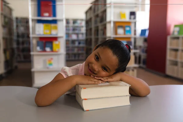 Vista Frontal Colegiala Feliz Apoyándose Los Libros Mirando Cámara Mesa — Foto de Stock