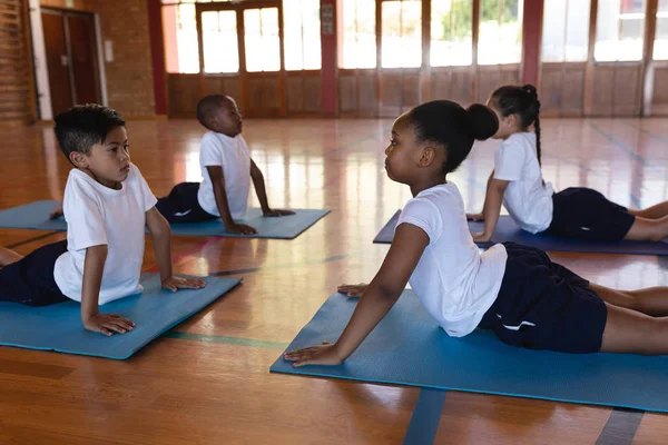 Vista Lateral Los Escolares Concentrados Haciendo Posición Yoga Una Esterilla — Foto de Stock