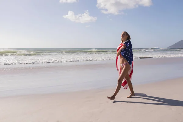 Widok Boku Młodej Kobiety Owinięte American Flag Beach Słoneczny Dzień — Zdjęcie stockowe