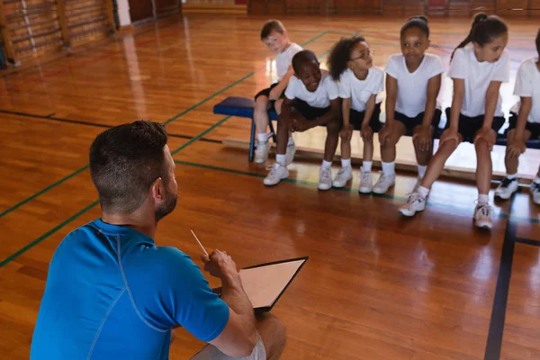 Okulda Basketbol Sahası Schoolkids Ile Konuşurken Basketbol Koçu — Stok fotoğraf