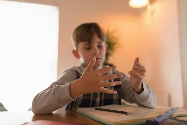 Вид Спереду Молодого Хлопчика Який Розраховує Пальці Роблячи Свою Математику — стокове фото
