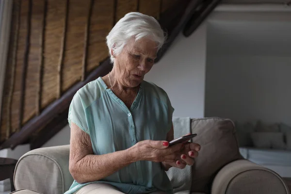 Vista Frontal Uma Mulher Idosa Usando Telefone Celular Enquanto Senta — Fotografia de Stock