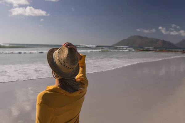 Vista Trasera Mujer Sombrero Pie Playa — Foto de Stock