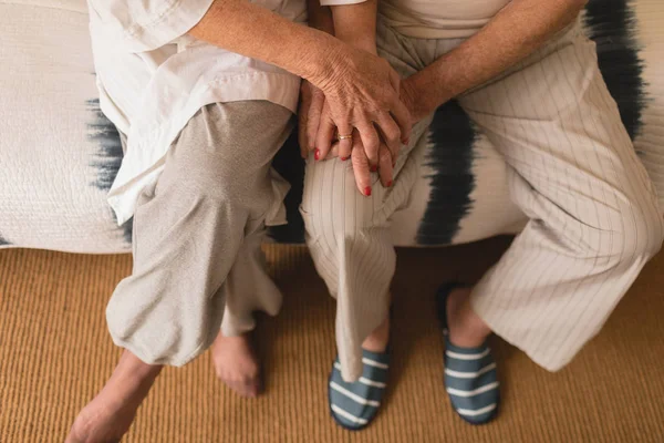 Unterteil Des Seniorehepaares Hält Sich Hause Schlafzimmer Den Händen — Stockfoto