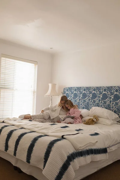 Vista Lateral Distante Mãe Amorosa Com Sua Filha Jovem Lendo — Fotografia de Stock