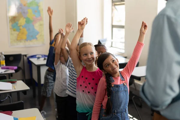 Crianças Escola Fila Levantando Mão Sala Aula Ensino Fundamental — Fotografia de Stock