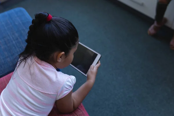 Magas Szög Kilátás Iskolás Tanul Digitális Tábla Miközben Feküdt Kanapén — Stock Fotó