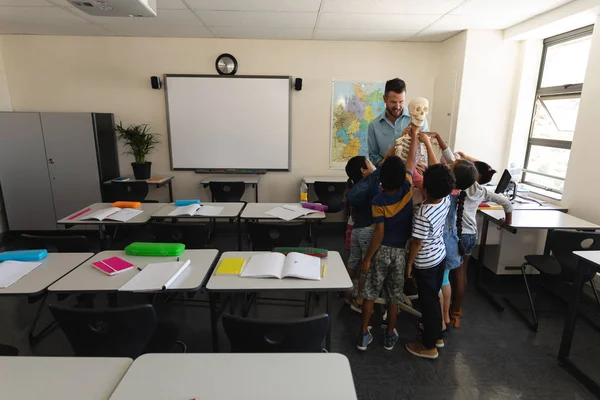 Longe Visão Dos Alunos Aprendendo Anatomia Esqueleto Humano Sala Aula — Fotografia de Stock