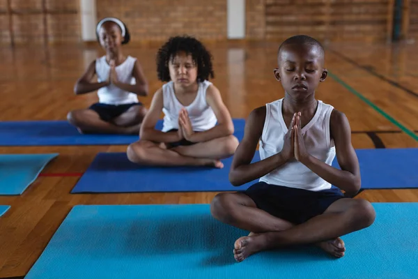 Vista Frontal Los Escolares Haciendo Yoga Meditando Una Esterilla Yoga — Foto de Stock