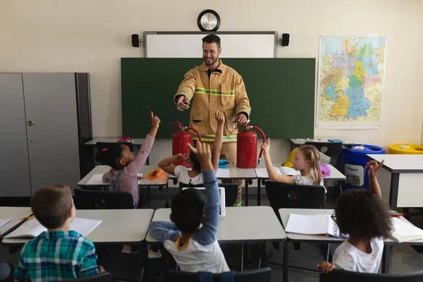Eller Erkek Beyaz Itfaiye Yangın Güvenliği Lköğretim Okulu Sınıfta Hakkında — Stok fotoğraf