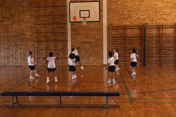 Vue Arrière Écoliers Jouant Basket Ball Terrain Basket École — Photo