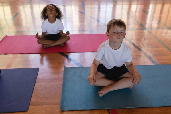 Vooraanzicht Van Concentreren Schoolkinderen Doen Yoga Mediteren Een Mat Van — Stockfoto