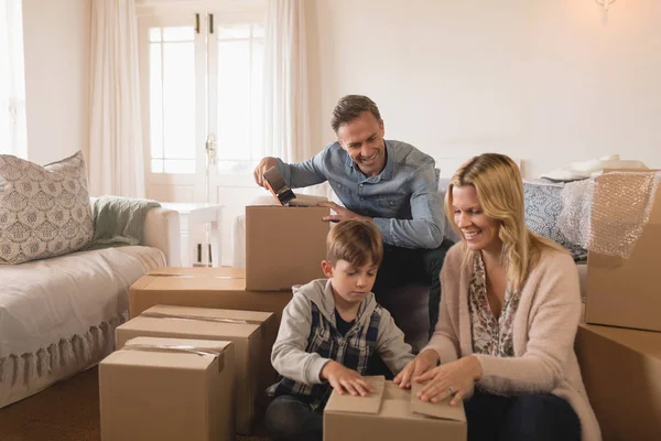 Vista Frontale Della Famiglia Felice Che Gode Reciprocamente Compagnia Mentre — Foto Stock