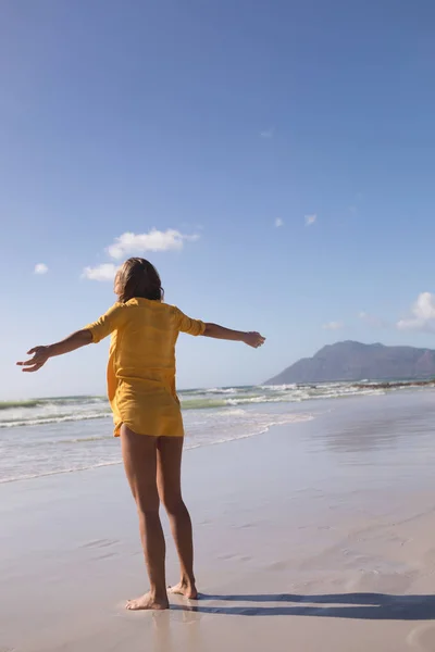 Kum Plajı Nda Uzanmış Kollarıyla Duran Kadın Arkadan Görünüş — Stok fotoğraf