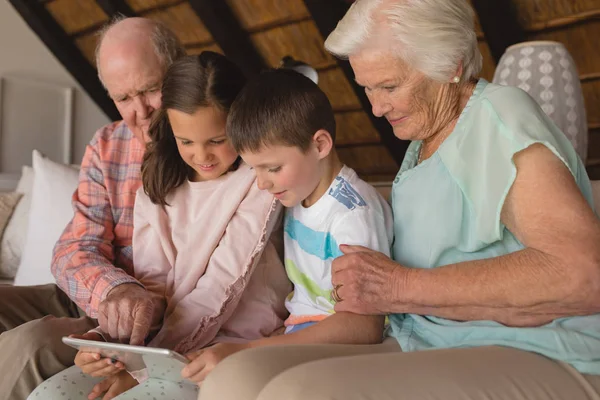 Vista Ravvicinata Una Famiglia Multi Generazione Con Tablet Digitale Sul — Foto Stock