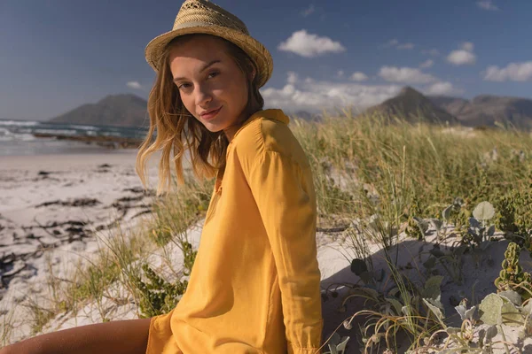 Portrait Femme Chapeau Relaxant Sur Plage Assis Dans Sable — Photo