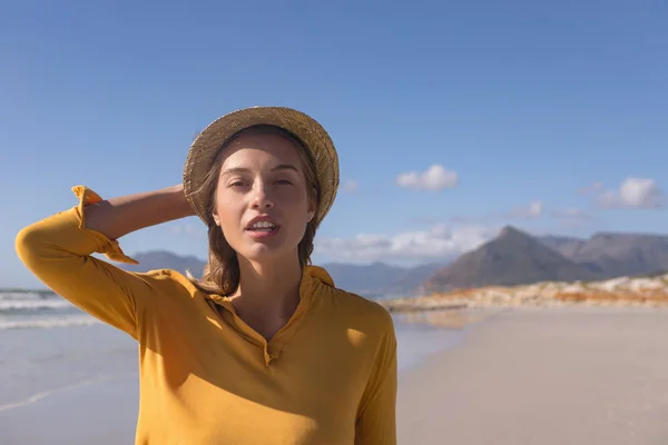 Mujer Joven Con Sombrero Pie Playa Día Soleado —  Fotos de Stock