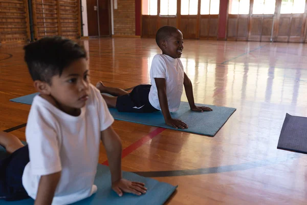 Vista Lateral Los Escolares Haciendo Posición Yoga Una Estera Yoga —  Fotos de Stock