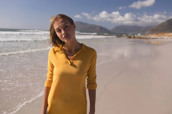 Ritratto Giovane Bella Donna Piedi Sulla Spiaggia Una Giornata Sole — Foto Stock