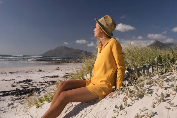 해변에서 편안한 모자에 여자의 — 스톡 사진