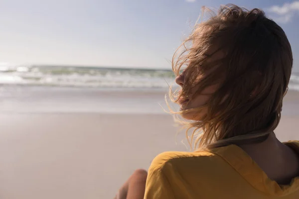 Στοχαστικός Νεαρή Γυναίκα Χαλαρώνοντας Στην Παραλία Μια Ηλιόλουστη Ημέρα — Φωτογραφία Αρχείου