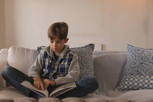 Вид Скрещенного Стильной Гостиной Мальчика Читающего Книгу Рассказов — стоковое фото
