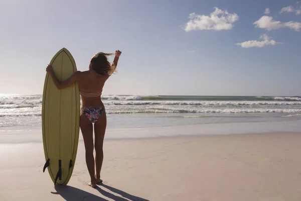 Vista Trasera Del Surfista Femenino Pie Con Tabla Surf Playa —  Fotos de Stock