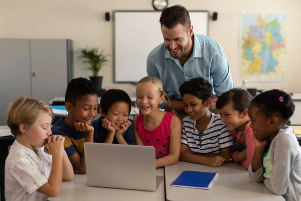 Vooraanzicht Van Mannelijke Leraar Lesgeven Kinderen Laptop Klas Van Basisschool — Stockfoto