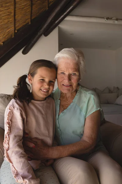 Portrét Babička Vnučka Relaxaci Společně Obývacím Pokoji Doma — Stock fotografie