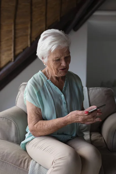 Frontansicht Einer Seniorin Die Ein Mobiltelefon Benutzt Während Sie Hause — Stockfoto