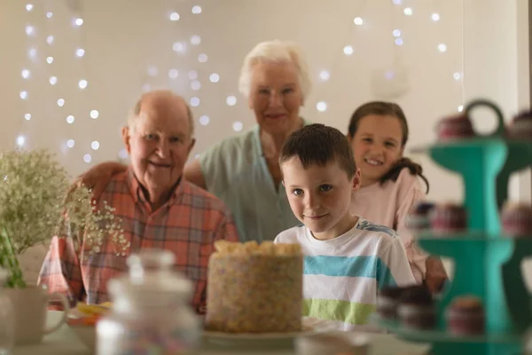 Vista Frontal Una Familia Varias Generaciones Celebrando Cumpleaños Nieto Con — Foto de Stock