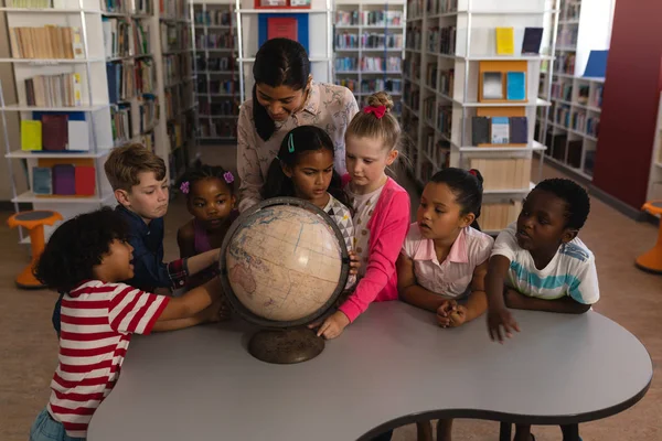 Vista Frontal Maestra Enseñando Los Niños Sobre Mundo Mesa Biblioteca —  Fotos de Stock