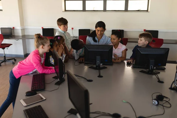 Overhead Van Vrouwelijke Leraar Lesgeven Computer Schoolkinderen Bureau School — Stockfoto