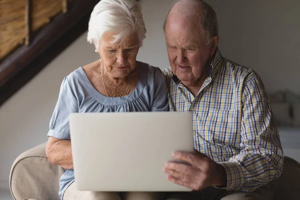 Vooraanzicht Van Een Senior Paar Met Behulp Van Digitale Tablet — Stockfoto