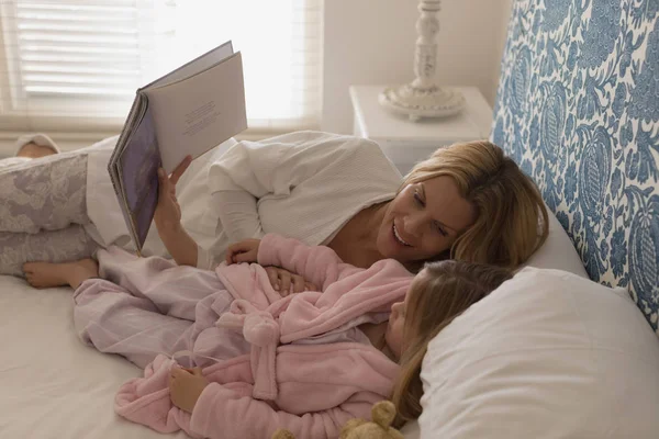 Visão Lateral Mãe Carinhosa Com Sua Jovem Filha Lendo Livro — Fotografia de Stock