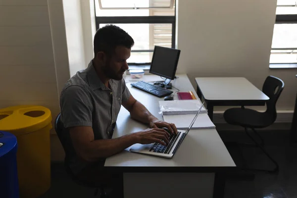 Widok Boczny Kaukaska Nauczyciel Pracuje Laptopie Siedzi Przy Biurku Klasie — Zdjęcie stockowe