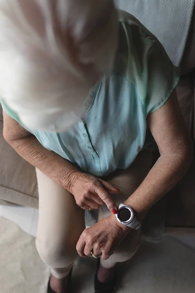 Высокий Угол Обзора Пожилой Женщины Проверяющей Время Своих Наручных Часах — стоковое фото