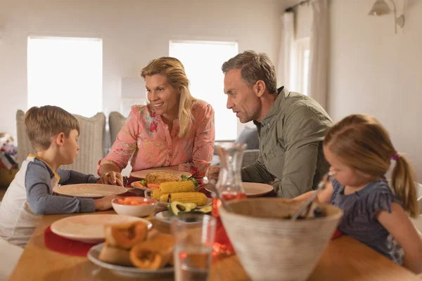 Bir Aile Evde Yemek Masada Yemek Yerken Birbirleriyle Etkileşim Yan — Stok fotoğraf