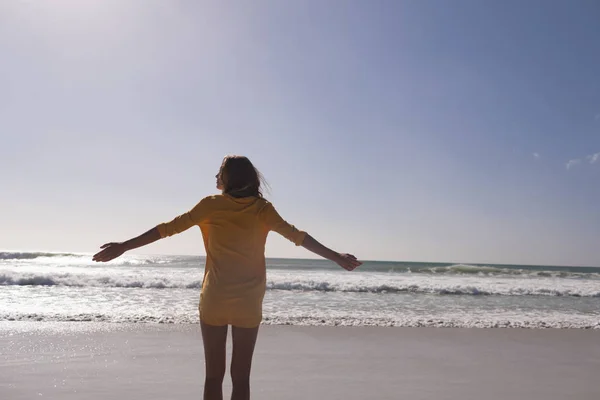 Widok Tyłu Kobieta Stojąc Rękami Wyciągniętymi Beach Słoneczny Dzień — Zdjęcie stockowe