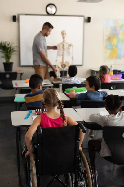 Bakifrån Inaktivera Skolflicka Med Klasskamrat Studerar Klassrum Sitter Vid Skrivbord — Stockfoto