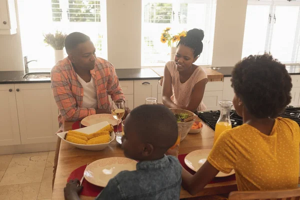 在舒适的家中 幸福的非裔美国人家庭在餐桌上吃东西的高景观 — 图库照片