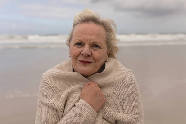 Retrato Una Mujer Mayor Activa Envuelta Jersey Playa — Foto de Stock
