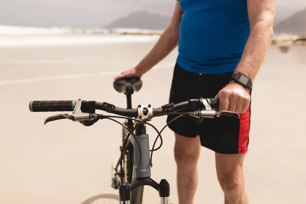 Sección Media Del Hombre Mayor Pie Con Bicicleta Playa —  Fotos de Stock