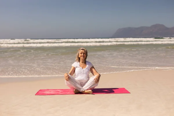 Arka Planda Dağlar Ile Güneşli Bir Plaj Meditasyon Aktif Kadın — Stok fotoğraf