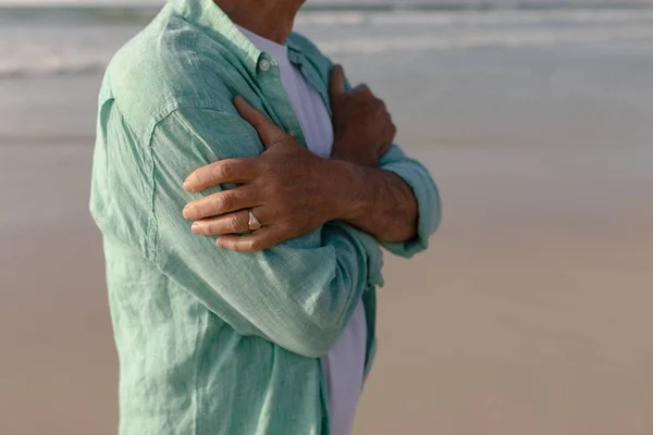 Средняя Секция Пожилого Человека Стоящего Скрещенными Пляже Руками — стоковое фото